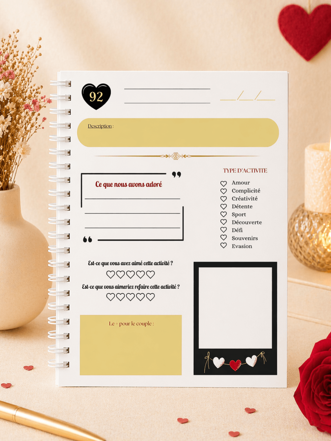Couple utilisant le cahier d’activités pour partager un moment ensemble