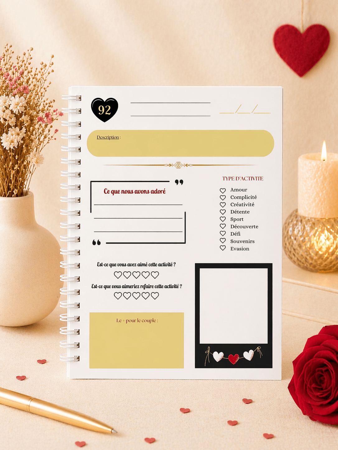 Couple utilisant le cahier d’activités pour partager un moment ensemble